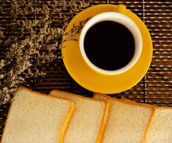 Copo Café Cerâmico Amarelo Colocado Lado Pão Fatiado Vintage Estilo — Fotografia de Stock