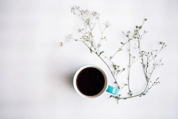 Keramiska Kaffekoppen Sätta Bredvid Blomma Vita Background Blurry Ljus Runt — Stockfoto