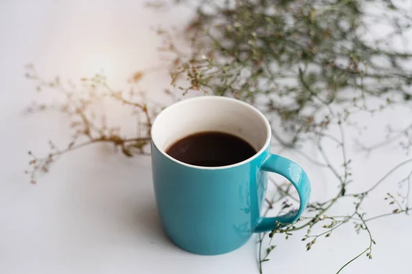 Die Keramik Kaffeetasse Neben Der Blume Auf Weißem Schreibtisch Warmer — Stockfoto