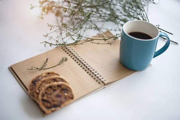 ミックス フルーツのパン 白い机の上の横にある黒いコーヒー置くと青い陶磁器のコーヒー カップ — ストック写真