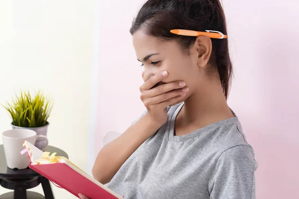 Señora Belleza Está Leyendo Libro Ella Levantar Mano Para Cerrar — Foto de Stock