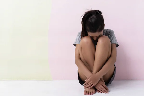 Upset Lady Sitting Ground Floor Turn Face Touch Knee Unhappy — Stock Photo, Image