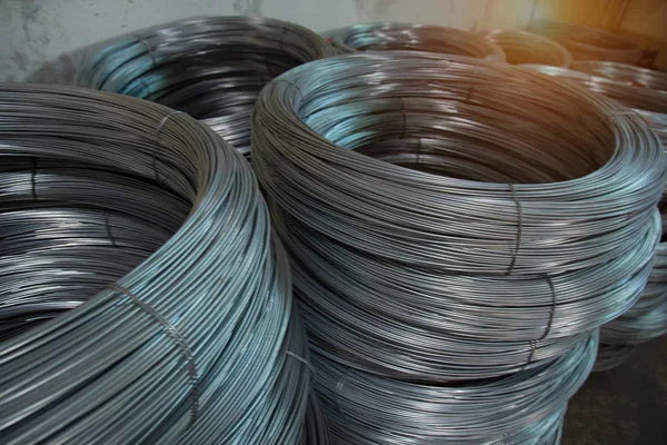 Portre rulo galvaniz tel fabrikada yığılmış, rulo, üretim için hazır olun
