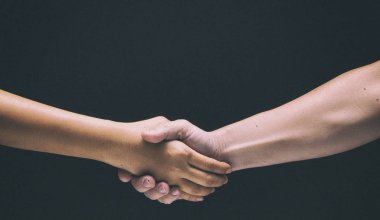 İnsan eli değmek sanat tasarım arka plan birlikte, el kontrol, işaret ve tebrik ve başarı sembolü anlaşma, vintage ve sanat sesi, klasik eski film tarzı, etrafında bulanık ışık.