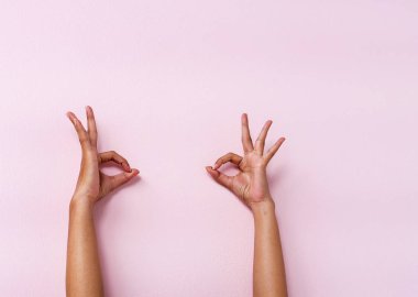 İnsan elleri pastel pembe yukarı kaldır, clopping yolu, beraberlik sembolü, ortaklık insan, Birliği, başarılı sembolü ile Ok el işaret.
