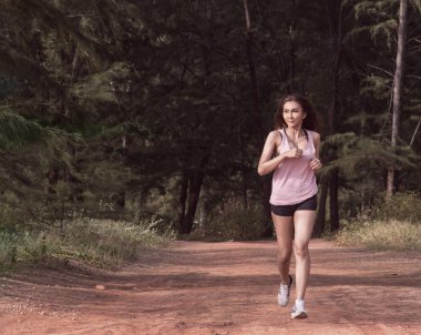 Sabah zaman, uyum ve sağlam gövde, iyi bir sağlık için egzersiz egzersiz elbiseli beaytiful Bayan koşu