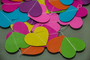 Arka plan üzerinde koymak renkli kağıt kalp,