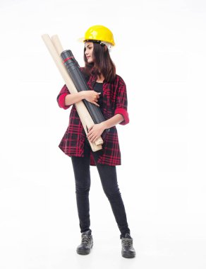 Genç kadın sarı güvenlik kask ile mühendis ve planı kağıt ve plan gülümseme ve gülen yüz, onun elinde beyaz arka plan üzerinde daha güçlü ve akıllı bir kadın ayakta tutun.