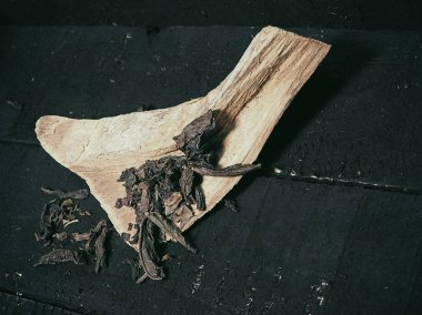 Portre sanat tasarım ahşap herb, siyah ahşap gemide koyun çay yaprakları kurutulur,