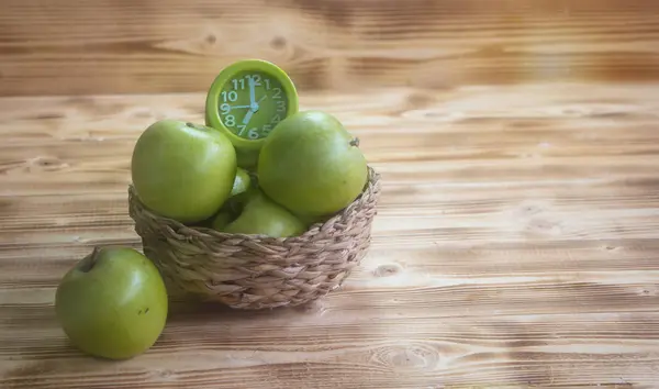 Der Grüne Apfel Und Der Grüne Wecker Geflochtenen Korb Aufgesetzt — Stockfoto