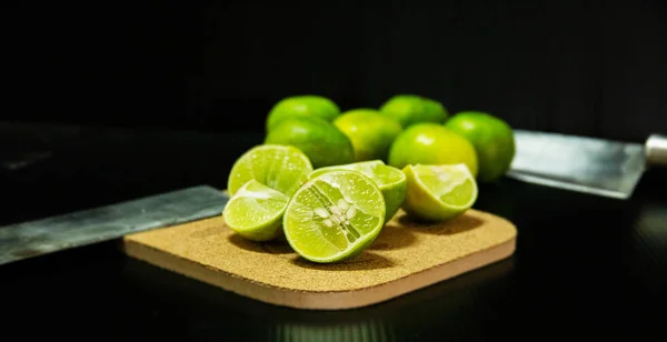 Cutted Fresh Lime Put Wooden Board Blurry Light — Stock Photo, Image