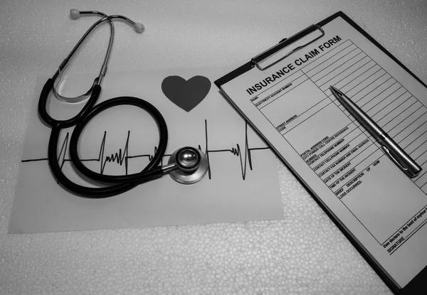 Zawodowiec Umieścić Formularzu Zgłoszeniowym Ubezpieczenia Serca Fala Rysunku Małe Serce — Zdjęcie stockowe