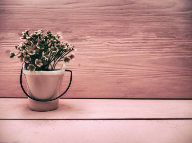 Ahşap ahşap tahta, vintage ve sanat tonu, bulanık ışık sol tarafında koymak küçük bitki ile seramik pot soyut artdesign arka plan