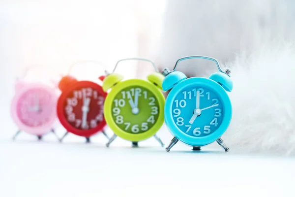 Foco Seletivo Relógio Alarme Cor Azul Macio Colocado Frente Relógio — Fotografia de Stock