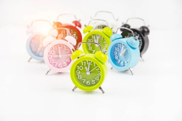 Foco Selectivo Reloj Despertador Verde Puesto Delante Reloj Despertador Colorido —  Fotos de Stock