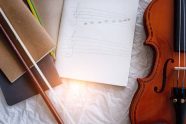 Kemanın yarım ön tarafı arka planın sağ sde koymak,