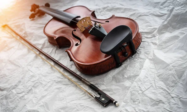 Den Trä Violin Och Båge Sätta Bakgrunden Varma Ljus Tonen — Stockfoto