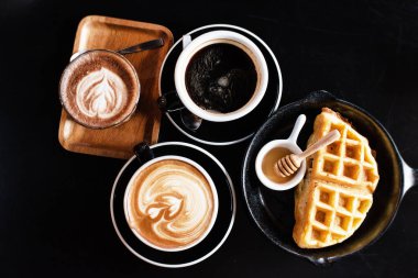 Siyah masa üzerinde gözleme yanında koymak üç kahve fincanları üst görünümü