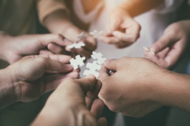 Yapboz uyişi yapan insanların bulanık ışık tasarım arka planı, doğru eşleşmeyi arama, ortak çözüm konseptini bulmak için takım çalışması desteği