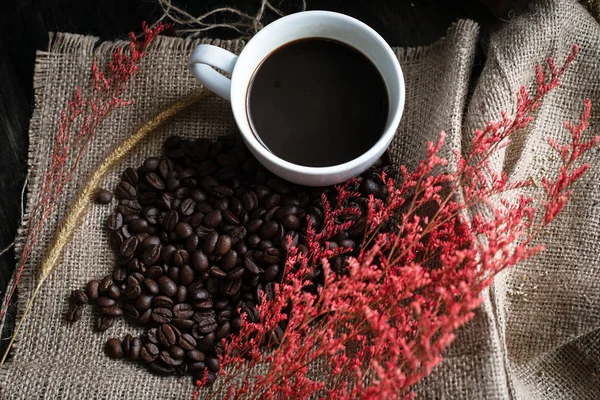 Närbild Svart Kaffekopp Sätta Bredvid Kaffebönor Hampa Trasa Suddig Ljus — Stockfoto