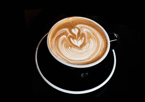 Capuchino Taza Cerámica Negra Sobre Mesa Negra — Foto de Stock