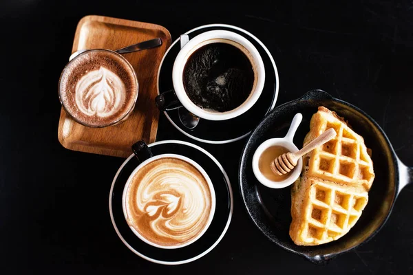 Den Övre Vyn Tre Kaffekoppar Sätta Bredvid Pannkaka Svart Bord — Stockfoto