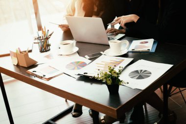 İş çalışanlarının bulanık ışık tasarım arka plan ofis saat, masa üzerinde iş kağıt grafik bol, yoğun zaman, soyut sanat tonu çalışıyor,