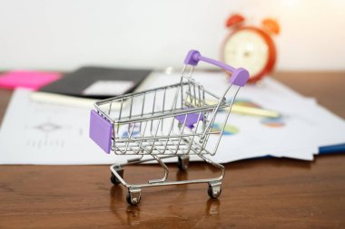 Alışveriş sepeti ahşap masaya koymak, sıcak ışık tonu, bulanık ışık etrafında