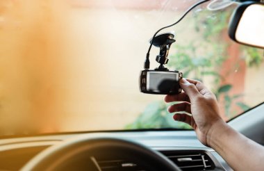 İnsan eli Cctv araba kamera dokunuyor,kullanımdan önce kontrol sistemi için, araç kullanıcı için teknoloji, güvenli ve güvenli sürüş için, sıcak ışık tonu, etrafında bulanık ışık