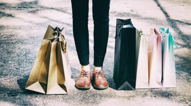 Alışveriş merkezinde kadın çılgın alışverişkolik kişinin yanına konulan alışveriş poşetlerinin soyut sanat tasarımı arka planı.renkli kağıt alışveriş çantaları.