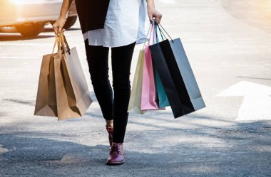 Alışveriş merkezinde kadınların çılgın alışveriş kolik kişi alışveriş çantaları.renkli kağıt alışveriş çantaları.