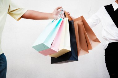 Alışveriş poşetleri insan eliyle alışveriş merkezinde bir araya getiriliyordu.renkli kağıt alışveriş poşetleri.