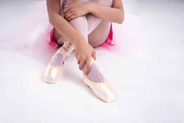 Mano Señora Está Tocando Zapato Ballet Satén Con Mano Derecha — Foto de Stock