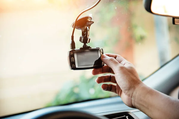 İnsan eli Cctv araba kamera dokunuyor,kullanımdan önce kontrol sistemi için, araç kullanıcı için teknoloji, güvenli ve güvenli sürüş için, sıcak ışık tonu, etrafında bulanık ışık