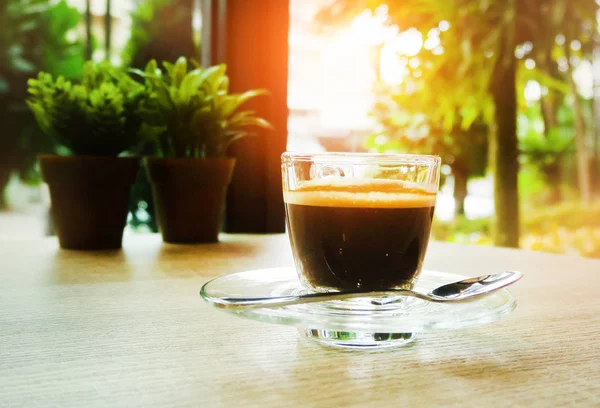 Glass Black Coffee Put Wooden Desk Warm Light Tone Blurry — Stock Photo, Image