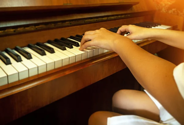 Die Verschwommene Lichtgestaltung Hintergrund Der Menschlichen Hand Spielt Klavier Warmer — Stockfoto