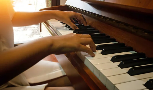 Las Manos Señora Presionando Teclas Piano Tono Luz Cálido Fondo —  Fotos de Stock