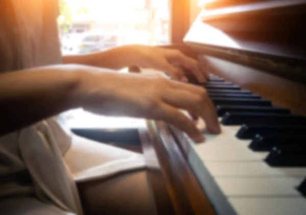 Fondo Diseño Luz Borrosa Manos Femeninas Tocando Piano Tono Luz —  Fotos de Stock