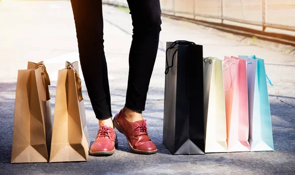 Bevásárló Táskák Fel Mellé Őrült Shopaholic Személy Bevásárlóközpontban Színes Papír — Stock Fotó