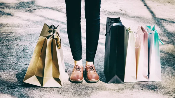 Alışveriş merkezinde kadın çılgın alışverişkolik kişinin yanına konulan alışveriş poşetlerinin soyut sanat tasarımı arka planı.renkli kağıt alışveriş çantaları.