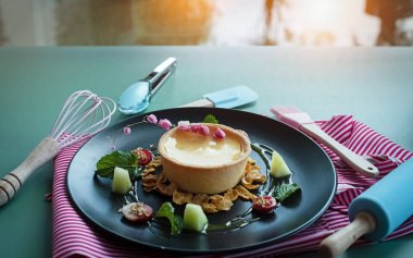 Limon tart çanak pişirme seti yanında koymak, yeşil masada, bulanık ışık etrafında