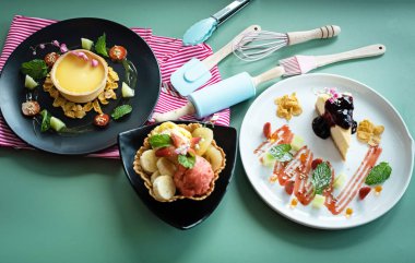 Limon tart, waffle sepeti ve masada peynir kek çanak meyve dondurma çanak, hizmet için hazırlayın