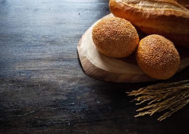 Ahşap arka planda taze pişmiş ekmek ve baget