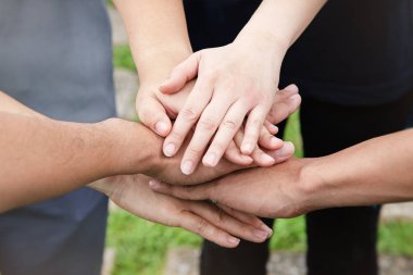 İnsan eli birbirine dokunuyor, takım çalışması konsepti