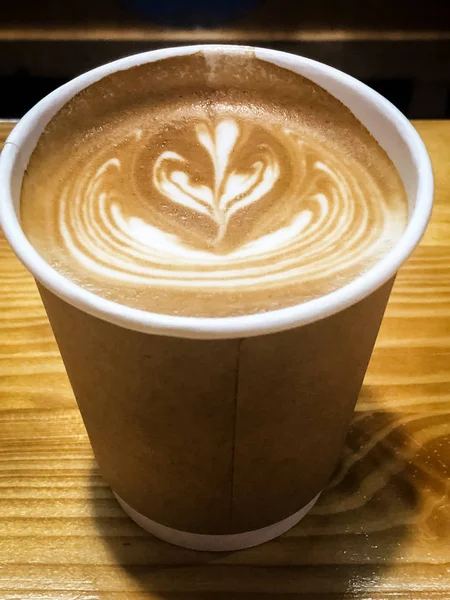 Cappuccino Dalam Cangkir Kertas Diletakkan Meja Kayu — Stok Foto