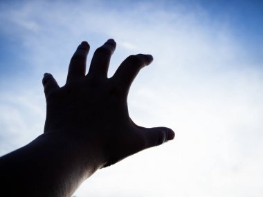 Gökyüzüne uzanan siluet insancıl el