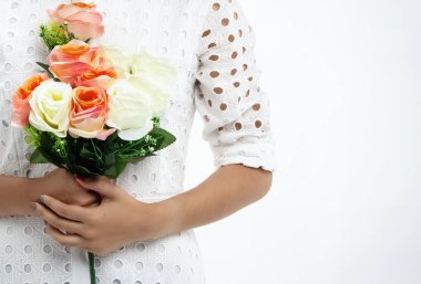 Gül buketi bayan elleriyle tutuyordu