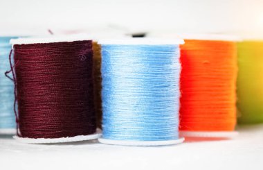 Arka planda iplik rulo, iplik doku göstermek, iğne, zanaat, dikiş ve terzilik kavramı için