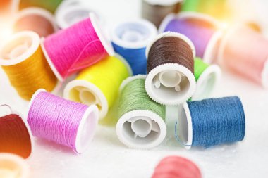 Arka planda iplik rulo, renkli iplik doku göstermek, iğne için, zanaat, dikiş ve terzilik kavramı