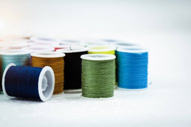 Arka plan, iğne, zanaat, dikiş ve terzilik kavramı, bulanık ışık etrafında iplik rulo